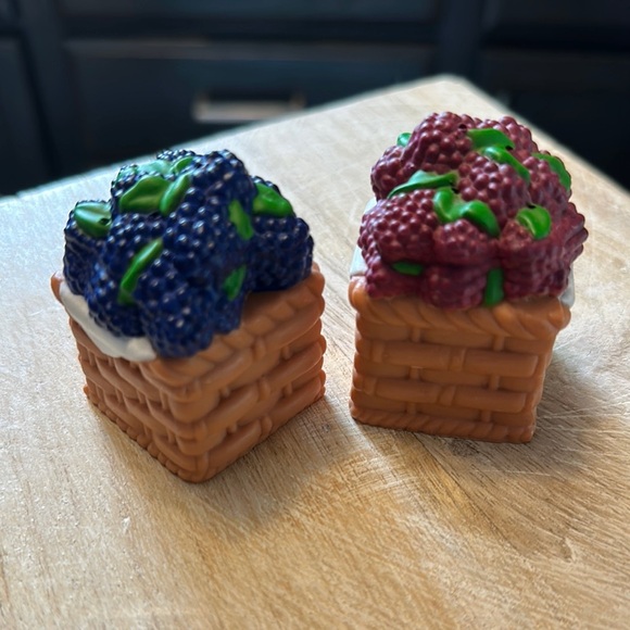 HOME DECOR | Salt & Pepper Shakers Fruit Basket Decorative Figurines - Picture 1 of 4